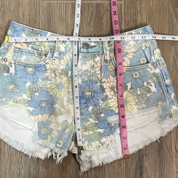 We The Free People Shorts Jean Distressed Flower Floral Loving Good Vibrations - Picture 5 of 10
